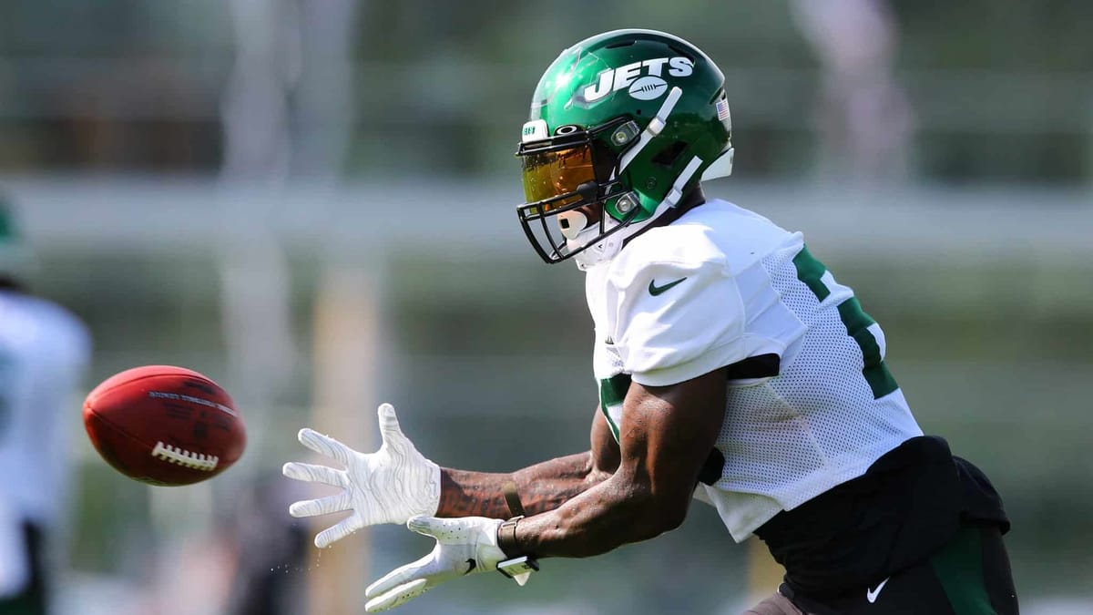 FLORHAM PARK, NEW JERSEY - AUGUST 14: Le'Veon Bell #26 of the New York Jets runs drills at Atlantic Health Jets Training Center on August 14, 2020 in Florham Park, New Jersey.
