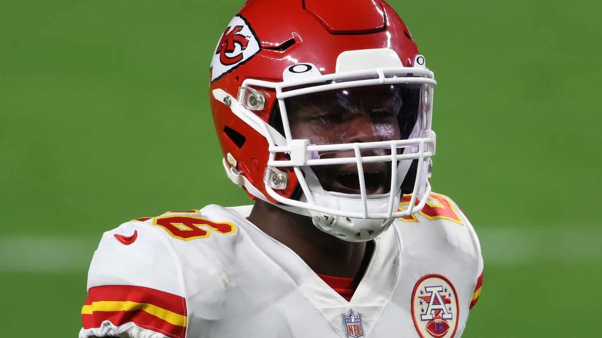 LAS VEGAS, NEVADA - NOVEMBER 22: Running back Le'Veon Bell #26 of the Kansas City Chiefs warms up before the NFL game against the Las Vegas Raiders at Allegiant Stadium on November 22, 2020 in Las Vegas, Nevada. The Chiefs defeated the Raiders 35-31.
