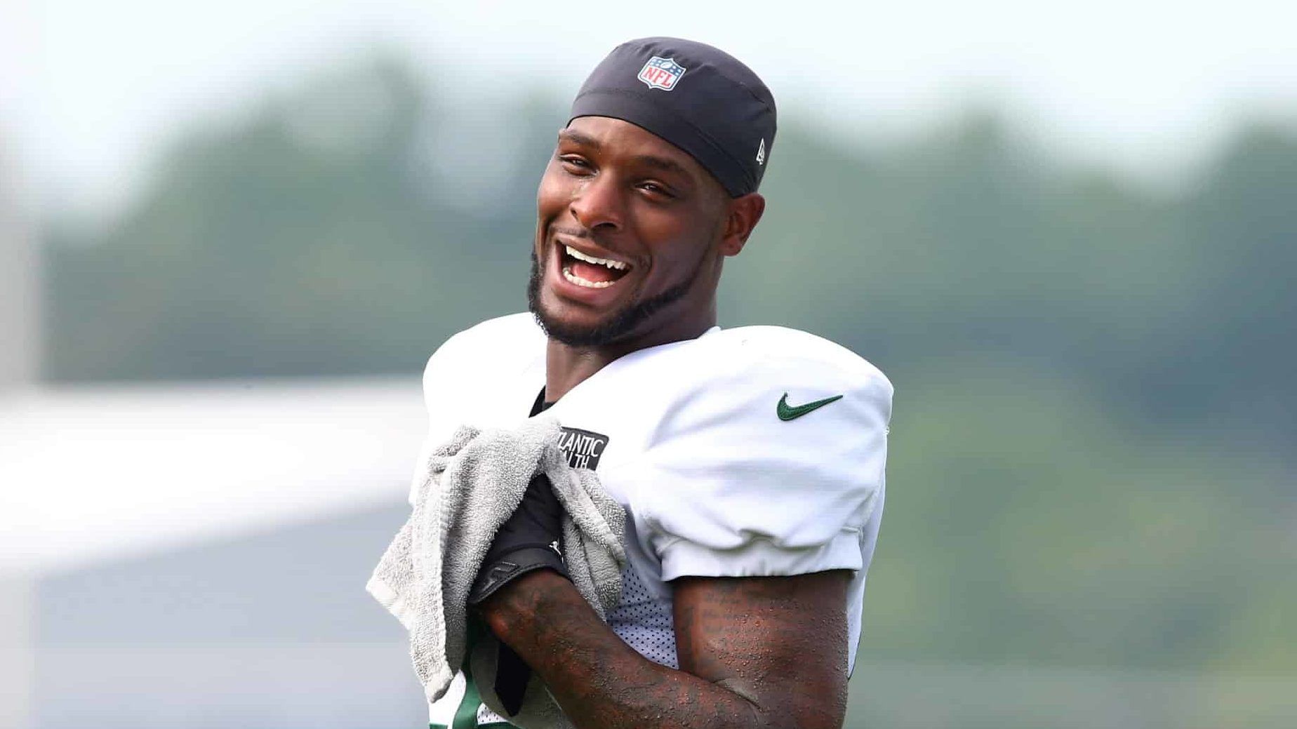 FLORHAM PARK, NEW JERSEY - AUGUST 23: Le'Veon Bell #26 of the New York Jets looks on at Atlantic Health Jets Training Center on August 23, 2020 in Florham Park, New Jersey.
