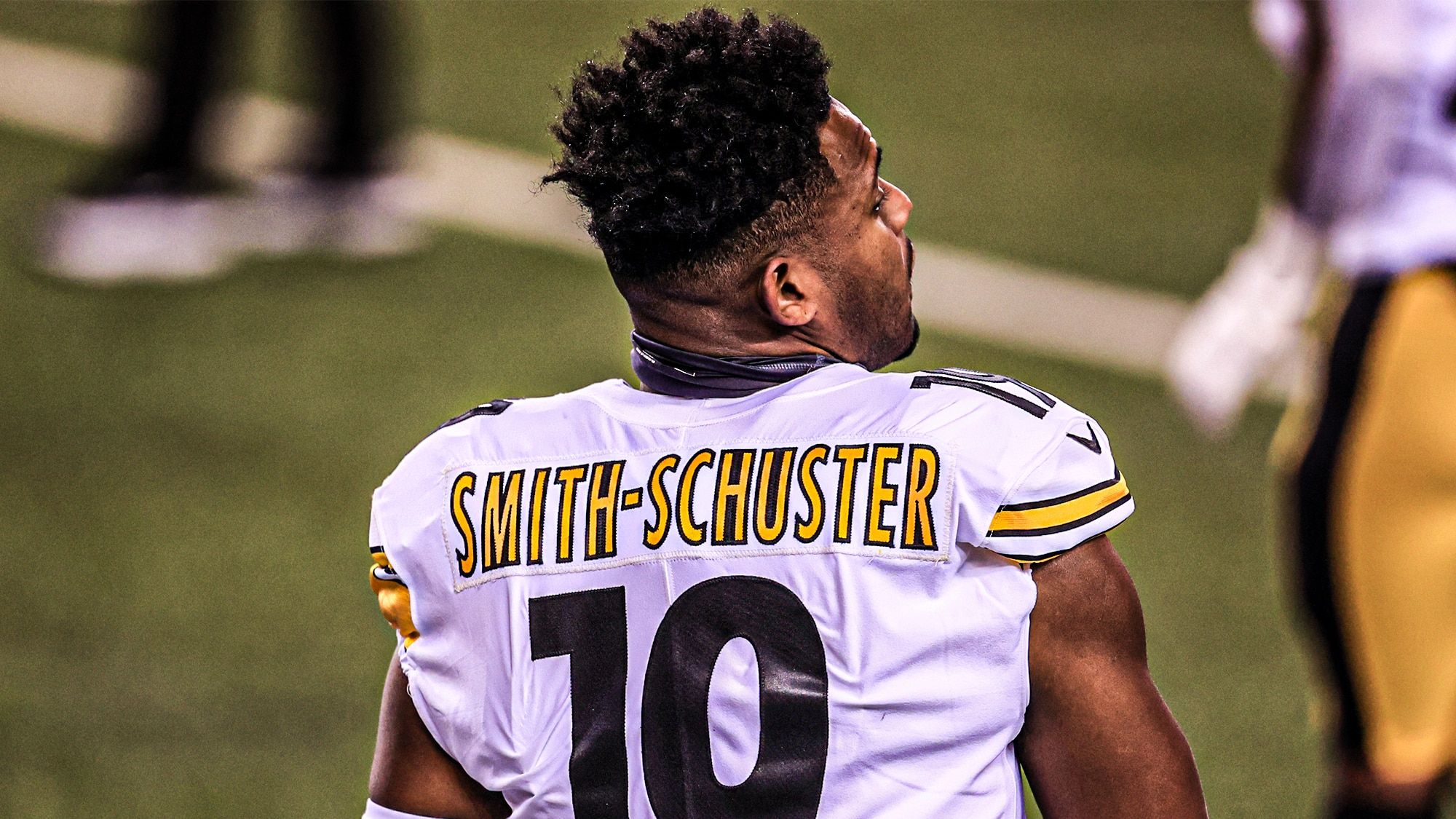 CINCINNATI, OH - DECEMBER 21: Pittsburgh Steelers wide receiver JuJu Smith-Schuster (19) warms up before the game against the Pittsburgh Steelers and the Cincinnati Bengals on December 21, 2020, at Paul Brown Stadium in Cincinnati, OH.