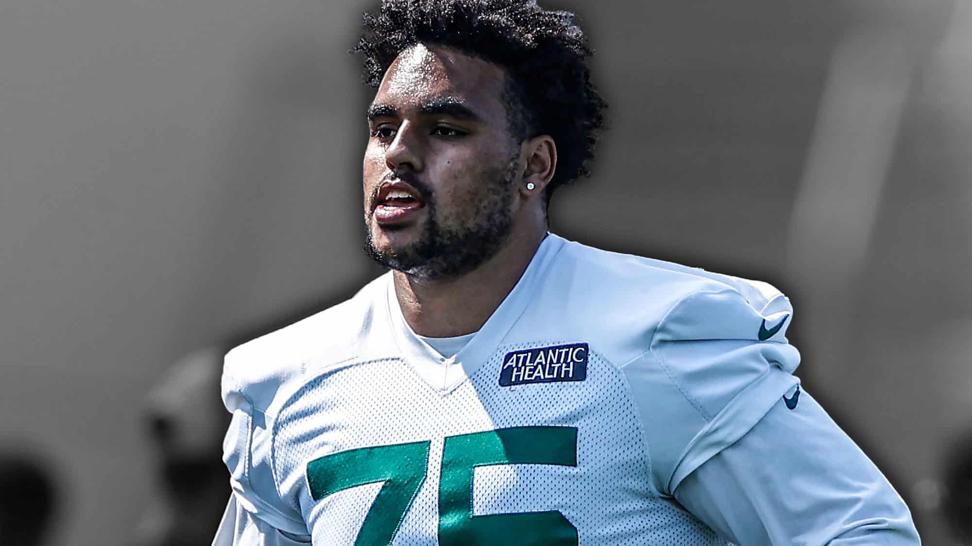 FLORHAM PARK, NEW JERSEY - JULY 30: Alijah Vera-Tucker #75 of the New York Jets warms up at Atlantic Health Jets Training Center on July 30, 2021 in Florham Park, New Jersey.