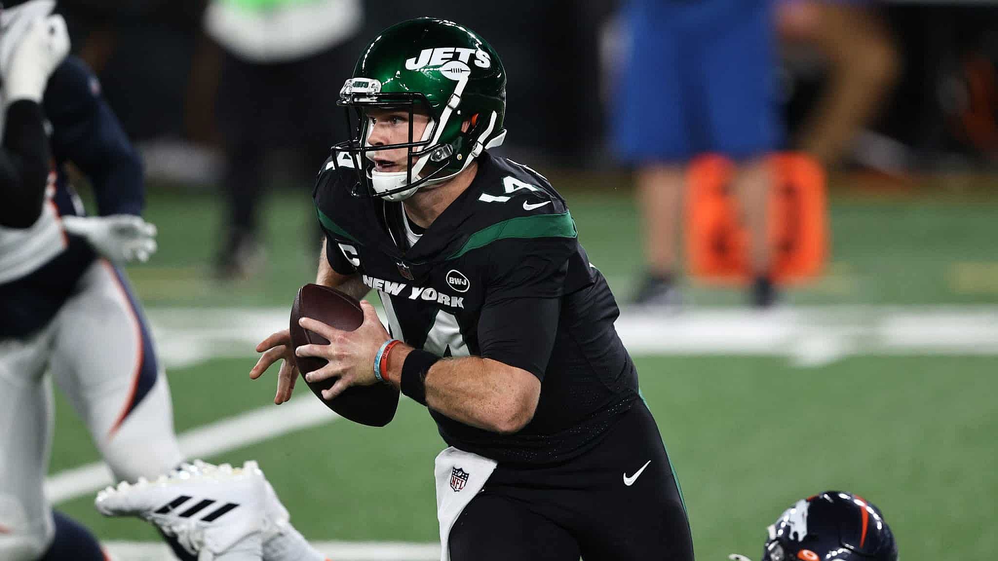 EAST RUTHERFORD, NEW JERSEY - OCTOBER 01: Sam Darnold #14 of the New York Jets scrambles against Bradley Chubb #55 of the Denver Broncos during the first quarter at MetLife Stadium on October 01, 2020 in East Rutherford, New Jersey.