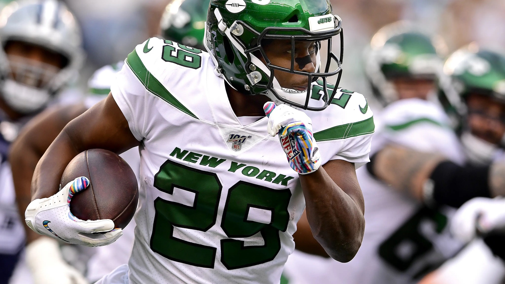 EAST RUTHERFORD, NEW JERSEY - OCTOBER 13: Bilal Powell #29 of the New York Jets runs the ball against the Dallas Cowboys during the second quarter at MetLife Stadium on October 13, 2019 in East Rutherford, New Jersey.