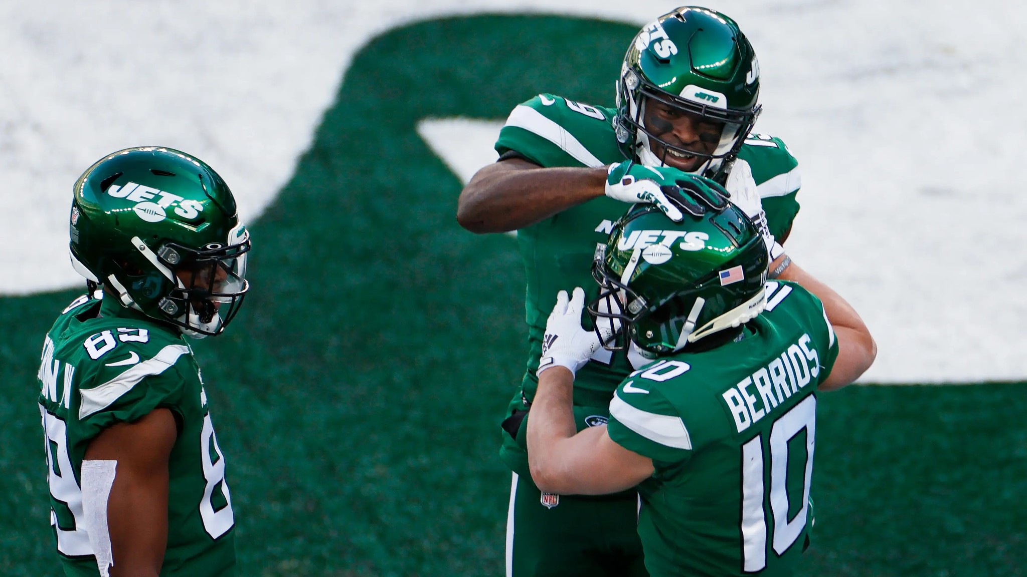 EAST RUTHERFORD, NEW JERSEY - DECEMBER 27: Braxton Berrios #10 of the New York Jets celebrates his touchdown with Breshad Perriman #19 and Trevon Wesco #85 in the first quarter against the Cleveland Browns at MetLife Stadium on December 27, 2020 in East Rutherford, New Jersey.