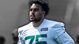 FLORHAM PARK, NEW JERSEY - JULY 30: Alijah Vera-Tucker #75 of the New York Jets warms up at Atlantic Health Jets Training Center on July 30, 2021 in Florham Park, New Jersey.