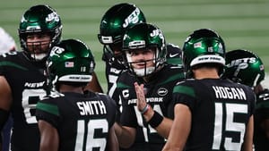 EAST RUTHERFORD, NEW JERSEY - OCTOBER 01: Sam Darnold #14 of the New York Jets huddles the offense against the Denver Broncos during the first quarter at MetLife Stadium on October 01, 2020 in East Rutherford, New Jersey.
