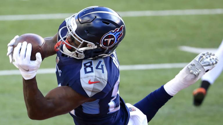 CINCINNATI, OHIO - NOVEMBER 01: Wide receiver Corey Davis #84 of the Tennessee Titans makes the catch for a touchdown reception in the fourth quarter of the game against the Cincinnati Bengals at Paul Brown Stadium on November 01, 2020 in Cincinnati, Ohio.