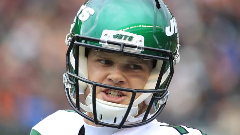 CINCINNATI, OHIO - DECEMBER 01: Sam Darnold #14 of the New York jets during the game against the Cincinnati Bengals at Paul Brown Stadium on December 01, 2019 in Cincinnati, Ohio.