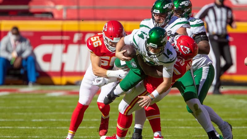 KANSAS CITY, MO - NOVEMBER 01: New York Jets quarterback Sam Darnold (14) is upended during a sack by Kansas City Chiefs defensive tackle Tershawn Wharton (98) during the first half on November 1, 2020 at Arrowhead Stadium in Kansas City, Missouri.