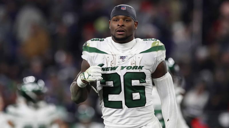 BALTIMORE, MARYLAND - DECEMBER 12: Running back Le'Veon Bell #26 of the New York Jets runs off the field during half time against the Baltimore Ravens at M&T Bank Stadium on December 12, 2019 in Baltimore, Maryland.
