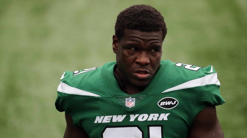 EAST RUTHERFORD, NEW JERSEY - OCTOBER 11: Frank Gore #21 of the New York Jets follows the action against the Arizona Cardinals at MetLife Stadium on October 11, 2020 in East Rutherford, New Jersey. Arizona Cardinals defeated the New York Jets 30-10.