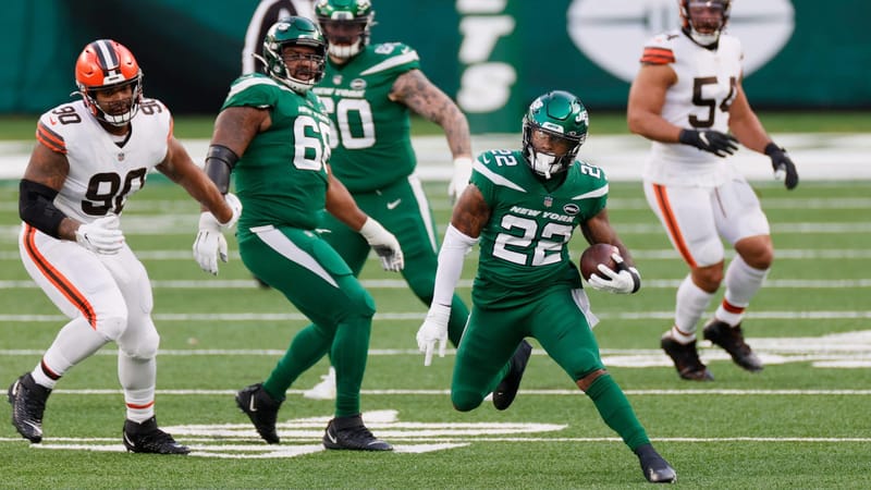 EAST RUTHERFORD, NEW JERSEY - DECEMBER 27: La'Mical Perine #22 of the New York Jets carries the ball for a first down in the third quarter against the Cleveland Browns at MetLife Stadium on December 27, 2020 in East Rutherford, New Jersey. (