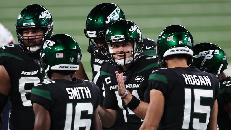 EAST RUTHERFORD, NEW JERSEY - OCTOBER 01: Sam Darnold #14 of the New York Jets huddles the offense against the Denver Broncos during the first quarter at MetLife Stadium on October 01, 2020 in East Rutherford, New Jersey.