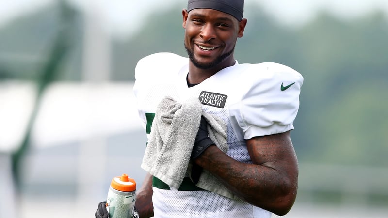 FLORHAM PARK, NEW JERSEY - AUGUST 23: Le'Veon Bell #26 of the New York Jets looks on at Atlantic Health Jets Training Center on August 23, 2020 in Florham Park, New Jersey.