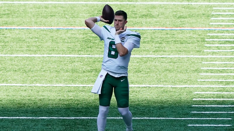 INDIANAPOLIS, IN - SEPTEMBER 27: New York Jets quarterback Mike White (8) warms up with the football in action during a NFL game between the Indianapolis Colts and the New York Jets on September 27, 2020 at Lucas Oil Stadium in Indianapolis, IN.