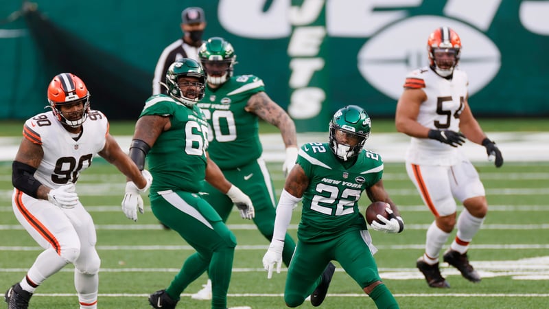 EAST RUTHERFORD, NEW JERSEY - DECEMBER 27: La'Mical Perine #22 of the New York Jets carries the ball for a first down in the third quarter against the Cleveland Browns at MetLife Stadium on December 27, 2020 in East Rutherford, New Jersey. (
