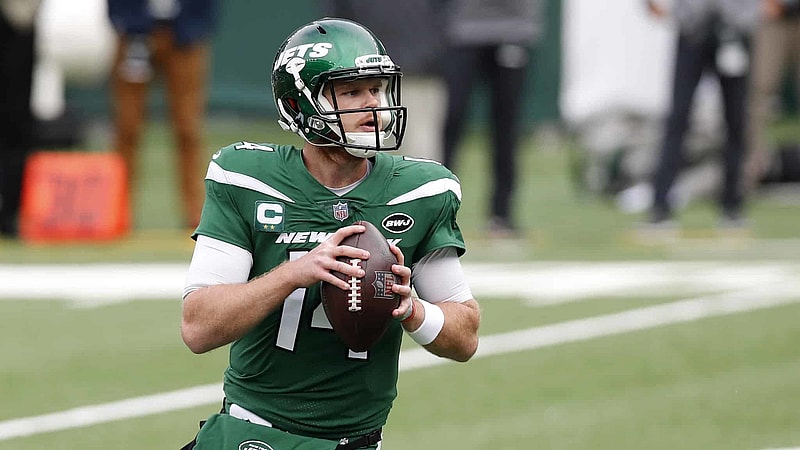 EAST RUTHERFORD, NEW JERSEY - OCTOBER 25: (NEW YORK DAILIES OUT) Sam Darnold #14 of the New York Jets in action against the Buffalo Bills at MetLife Stadium on October 25, 2020 in East Rutherford, New Jersey. The Bills defeated the Jets 18-10.