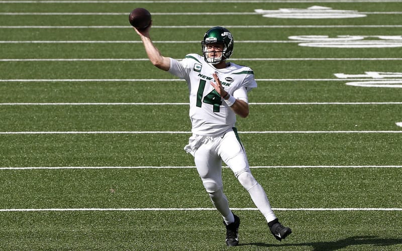 EAST RUTHERFORD, NEW JERSEY - SEPTEMBER 20: (NEW YORK DAILIES OUT) Sam Darnold #14 of the New York Jets in action against the San Francisco 49ers at MetLife Stadium on September 20, 2020 in East Rutherford, New Jersey. The 49ers defeated the Jets 31-13.