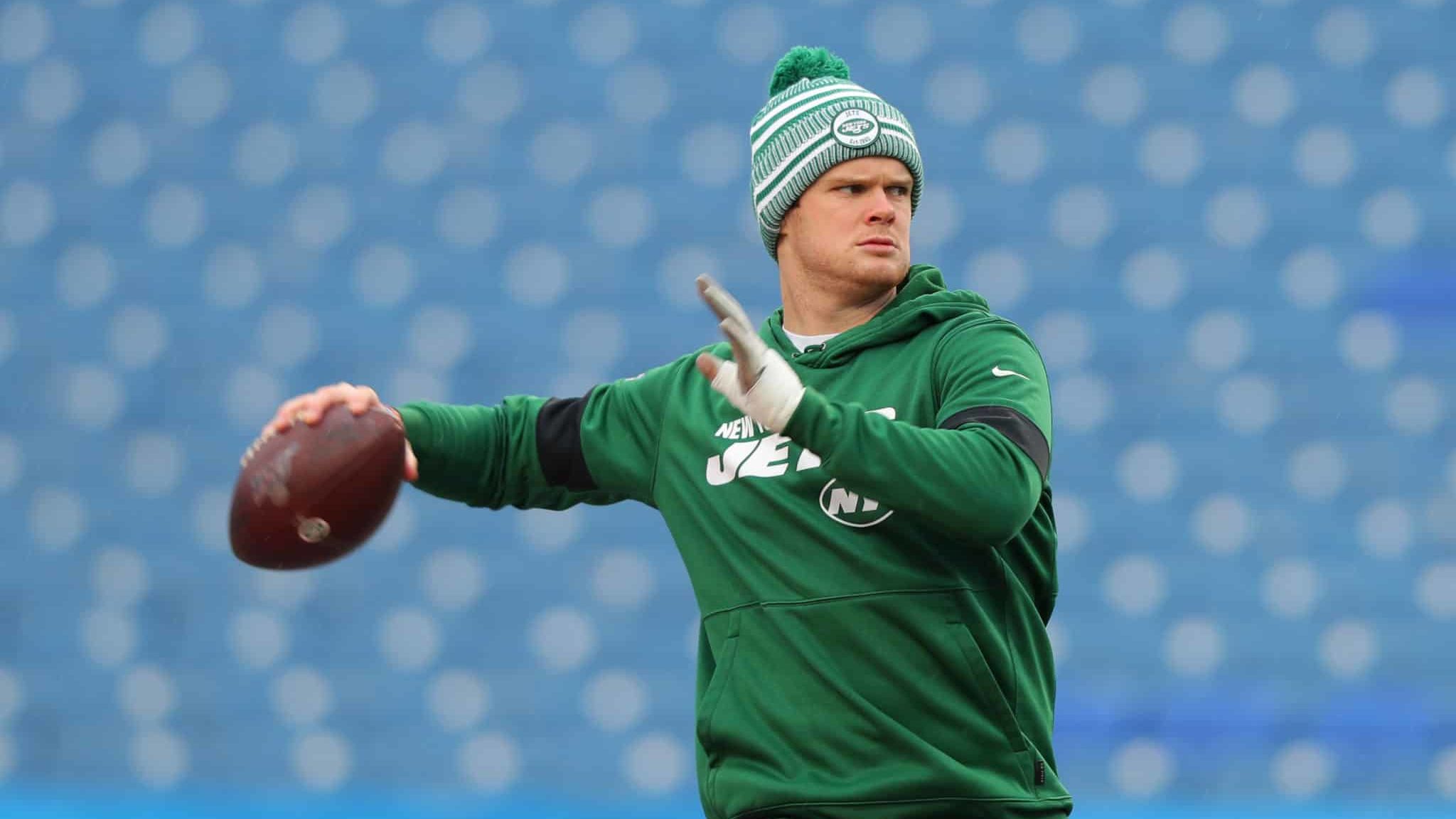 ORCHARD PARK, NY - DECEMBER 29: Sam Darnold #14 of the New York Jets throws a pass before a game against the Buffalo Bills at New Era Field on December 29, 2019 in Orchard Park, New York.