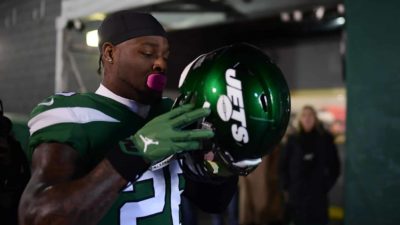 EAST RUTHERFORD, NEW JERSEY - DECEMBER 22: Le'Veon Bell #26 of the New York Jets prepares to take the field prior to the game against the Pittsburgh Steelers at MetLife Stadium on December 22, 2019 in East Rutherford, New Jersey.