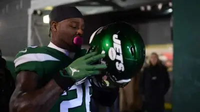 EAST RUTHERFORD, NEW JERSEY - DECEMBER 22: Le'Veon Bell #26 of the New York Jets prepares to take the field prior to the game against the Pittsburgh Steelers at MetLife Stadium on December 22, 2019 in East Rutherford, New Jersey.