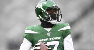 EAST RUTHERFORD, NEW JERSEY - NOVEMBER 24: Vyncint Smith #17 of the New York Jets prepares to throw the ball during warmups prior to the game against the Oakland Raiders at MetLife Stadium on November 24, 2019 in East Rutherford, New Jersey.