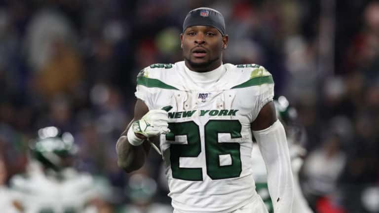 BALTIMORE, MARYLAND - DECEMBER 12: Running back Le'Veon Bell #26 of the New York Jets runs off the field during half time against the Baltimore Ravens at M&T Bank Stadium on December 12, 2019 in Baltimore, Maryland.