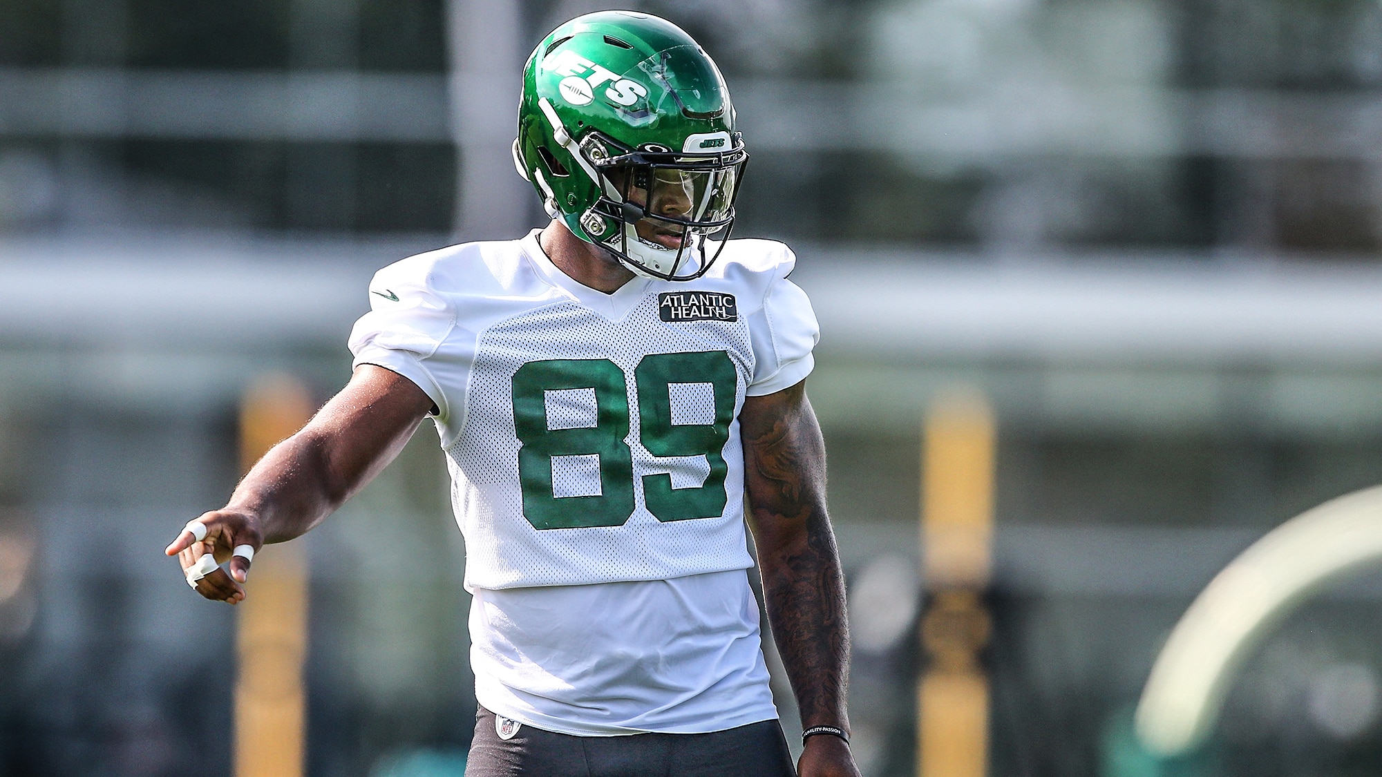 FLORHAM PARK, NEW JERSEY - AUGUST 14: Chris Herndon #89 of the New York Jets runs drills at Atlantic Health Jets Training Center on August 14, 2020 in Florham Park, New Jersey.