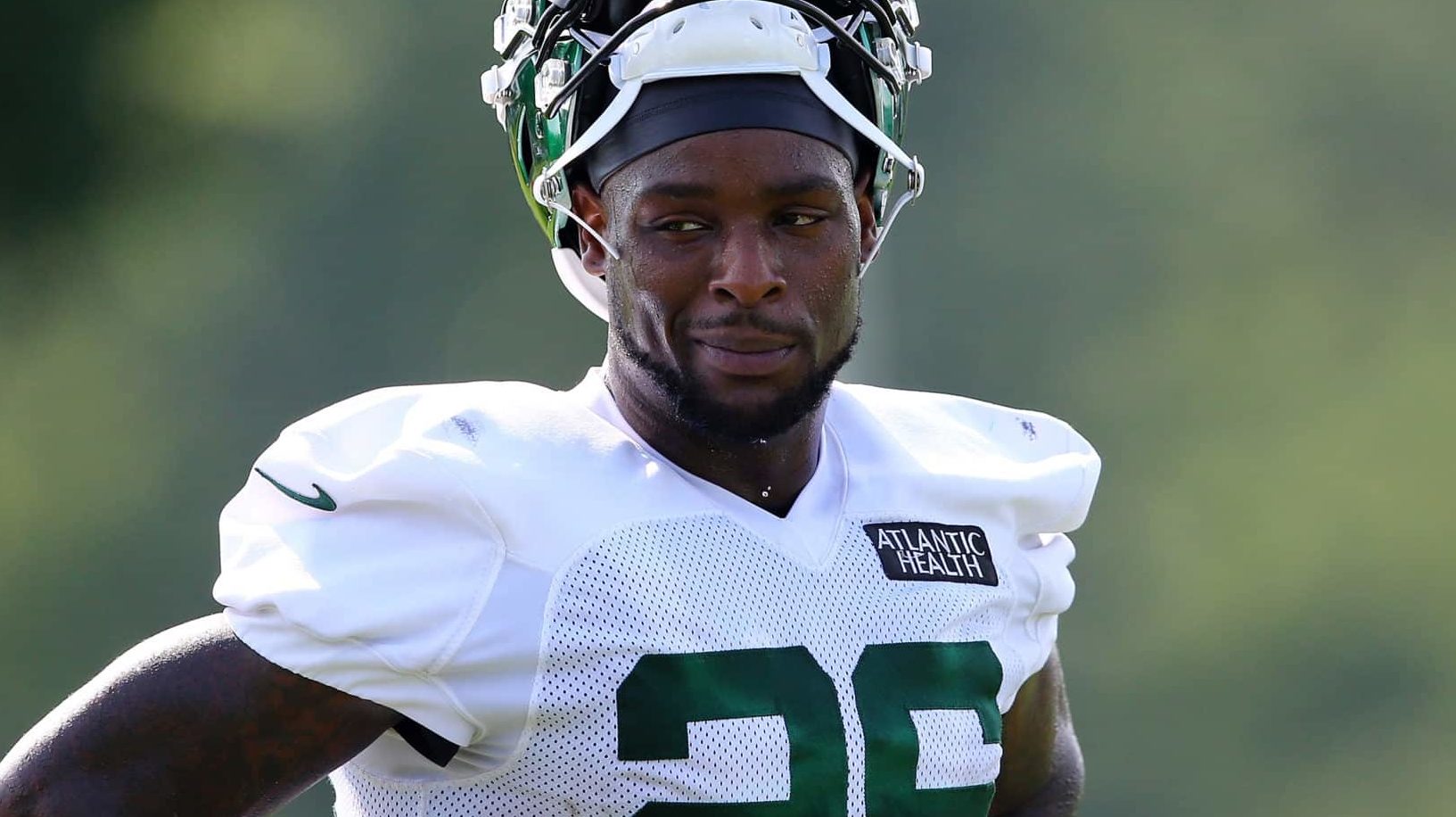 FLORHAM PARK, NEW JERSEY - AUGUST 14: Le'Veon Bell #26 of the New York Jets looks on at Atlantic Health Jets Training Center on August 14, 2020 in Florham Park, New Jersey.