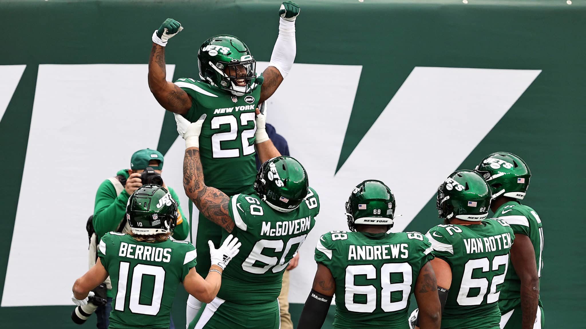 EAST RUTHERFORD, NEW JERSEY - OCTOBER 25: La'Mical Perine #22 of the New York Jets celebrates his touchdown with teammates in the second quarter against the Buffalo Bills at MetLife Stadium on October 25, 2020 in East Rutherford, New Jersey.