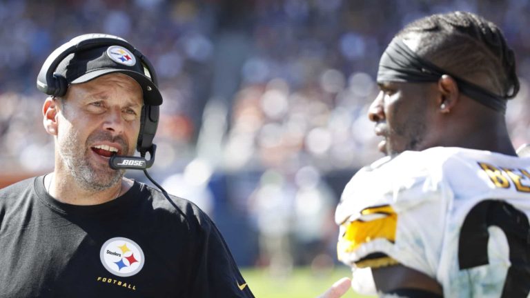 CHICAGO, IL - SEPTEMBER 24: Pittsburgh Steelers offensive coordinator Todd Haley talks to running back Le'Veon Bell #26 during a game against the Chicago Bears at Soldier Field on September 24, 2017 in Chicago, Illinois. The Bears won 23-17 in overtime.