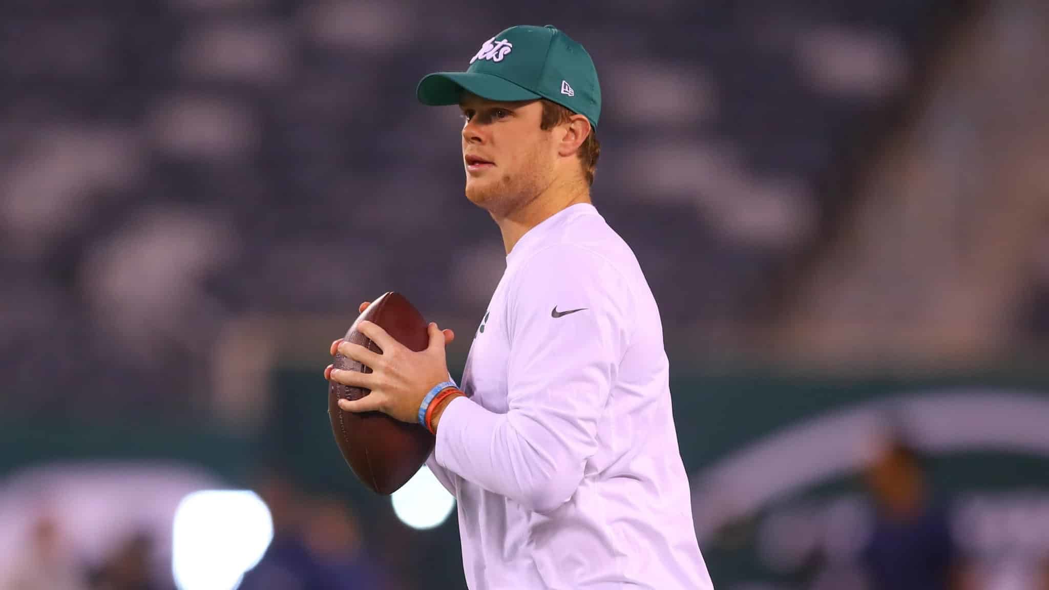 EAST RUTHERFORD, NJ - OCTOBER 21: New York Jets quarterback Sam Darnold (14) warms up prior to the National Football League game between the New York Jets and the New England Patriots on October 21, 2019 at MetLife Stadium in East Rutherford, NJ