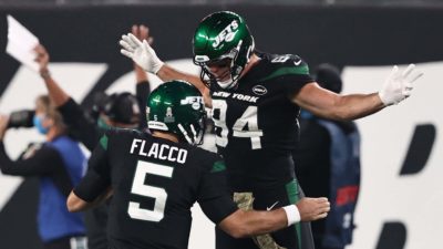 EAST RUTHERFORD, NEW JERSEY - NOVEMBER 09: Ryan Griffin #84 celebrates with Joe Flacco #5 of the New York Jets after Flacco threw a touchdown pass during the first half against the New England Patriots at MetLife Stadium on November 09, 2020 in East Rutherford, New Jersey.