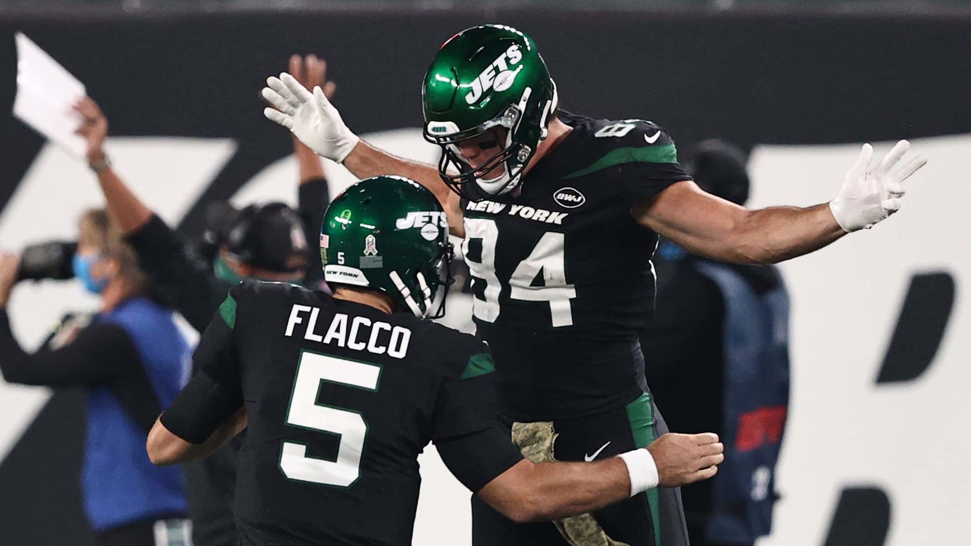 EAST RUTHERFORD, NEW JERSEY - NOVEMBER 09: Ryan Griffin #84 celebrates with Joe Flacco #5 of the New York Jets after Flacco threw a touchdown pass during the first half against the New England Patriots at MetLife Stadium on November 09, 2020 in East Rutherford, New Jersey.