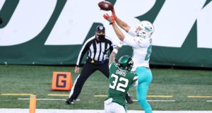 EAST RUTHERFORD, NEW JERSEY - NOVEMBER 29: Mike Gesicki #88 of the Miami Dolphins makes a catch for a 13-yard touchdown against the New York Jets at MetLife Stadium on November 29, 2020 in East Rutherford, New Jersey.
