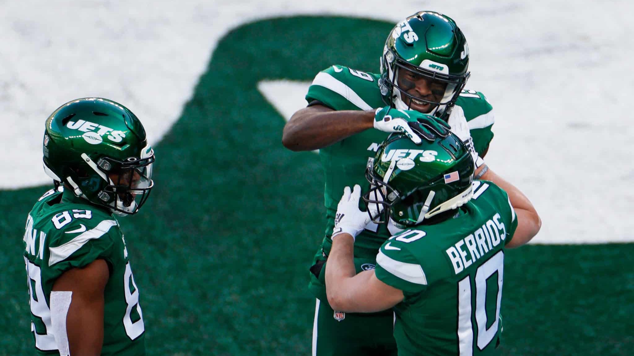 EAST RUTHERFORD, NEW JERSEY - DECEMBER 27: Braxton Berrios #10 of the New York Jets celebrates his touchdown with Breshad Perriman #19 and Trevon Wesco #85 in the first quarter against the Cleveland Browns at MetLife Stadium on December 27, 2020 in East Rutherford, New Jersey.