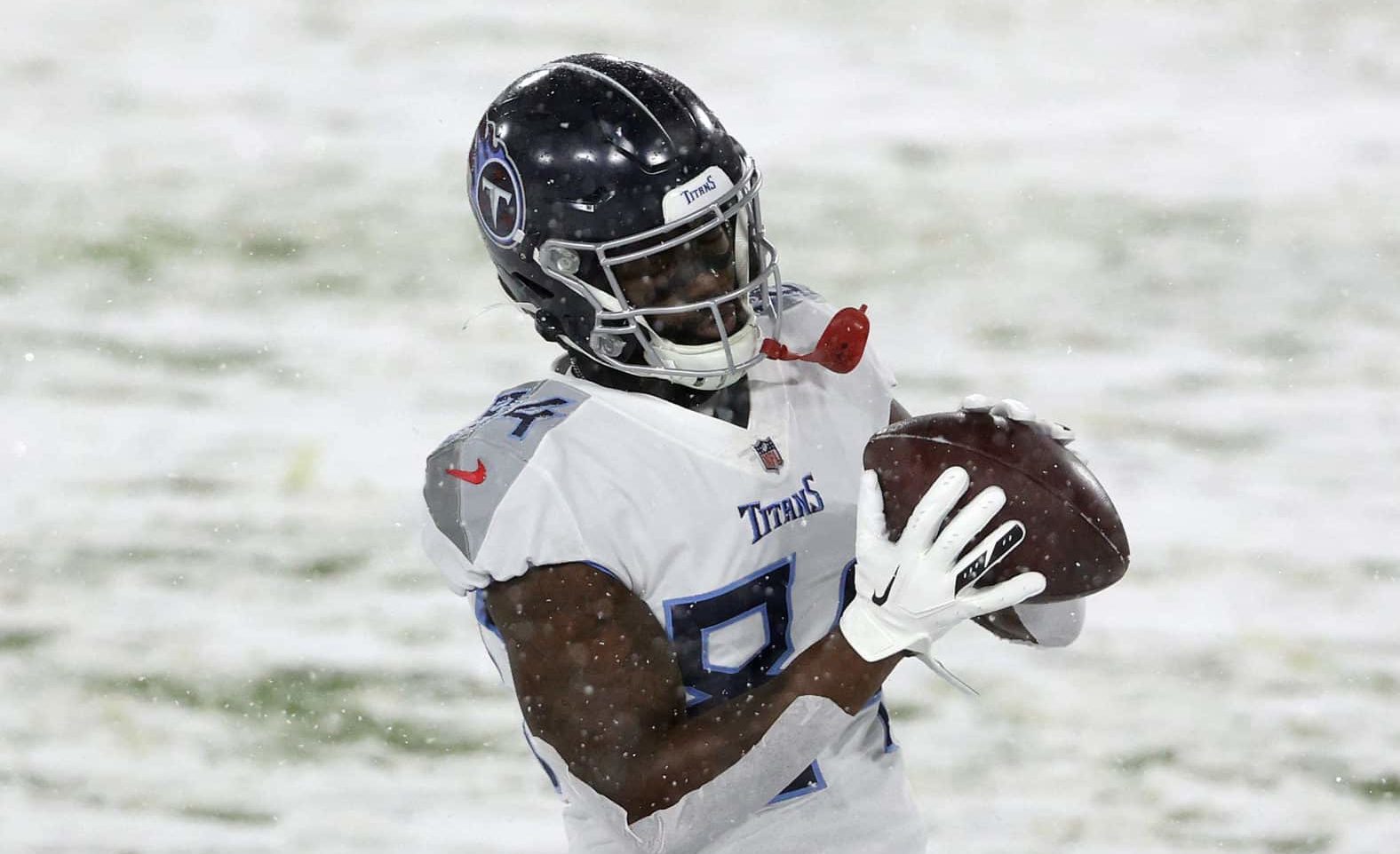 GREEN BAY, WISCONSIN - DECEMBER 27: Wide receiver Corey Davis #84 of the Tennessee Titans warms up against the Green Bay Packers at Lambeau Field on December 27, 2020 in Green Bay, Wisconsin.