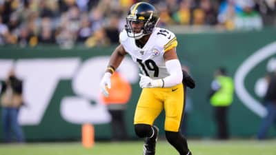 EAST RUTHERFORD, NEW JERSEY - DECEMBER 22: JuJu Smith-Schuster #19 of the Pittsburgh Steelers runs the play against the New York Jets at MetLife Stadium on December 22, 2019 in East Rutherford, New Jersey.