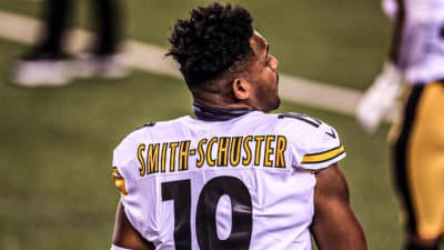 CINCINNATI, OH - DECEMBER 21: Pittsburgh Steelers wide receiver JuJu Smith-Schuster (19) warms up before the game against the Pittsburgh Steelers and the Cincinnati Bengals on December 21, 2020, at Paul Brown Stadium in Cincinnati, OH.