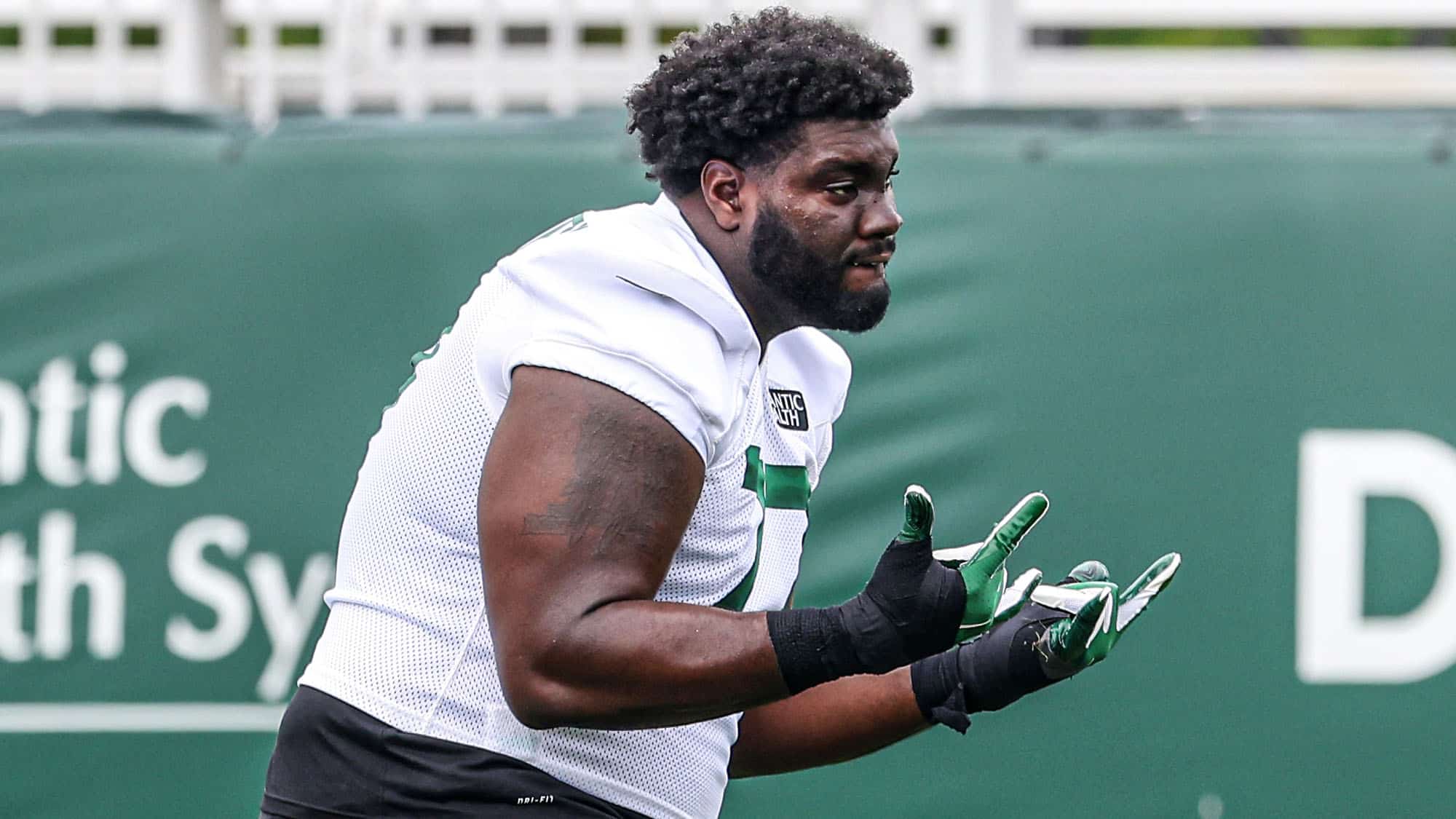 Jets OL Mekhi Becton sends message to critics with shirt