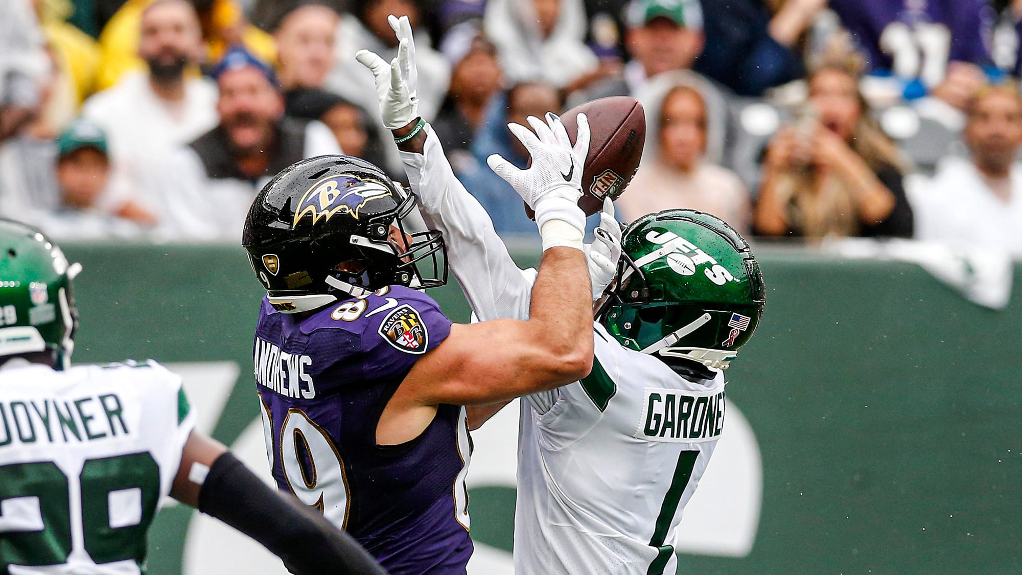 Lamar Jackson Handed Out Extra Jerseys for Jets Players Postgame