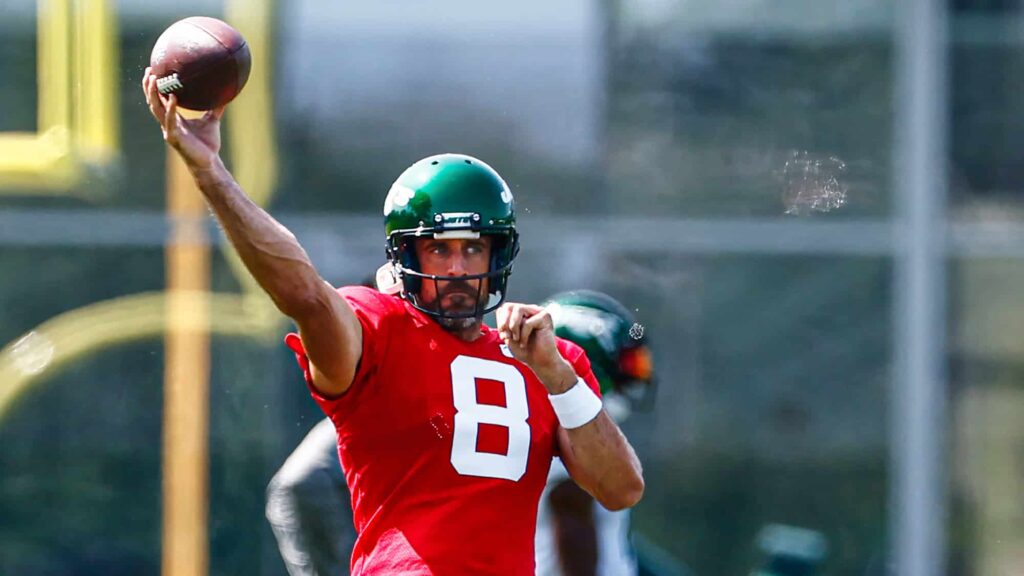 Aaron Rodgers looks sharp throwing to Garrett Wilson at practice