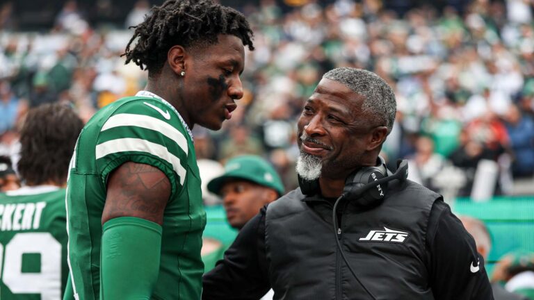 Aaron Glenn has a new hands-on approach at Jets practice